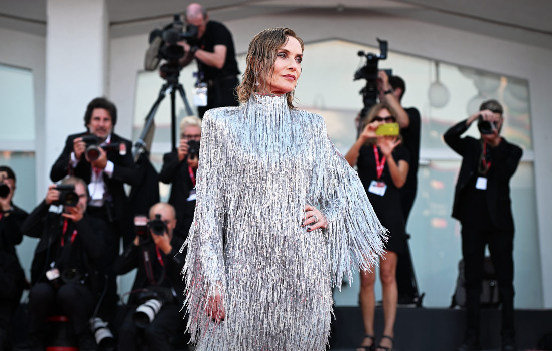 Изабель Юппер на красной дорожке премьерного показа фильма "Маэстро"