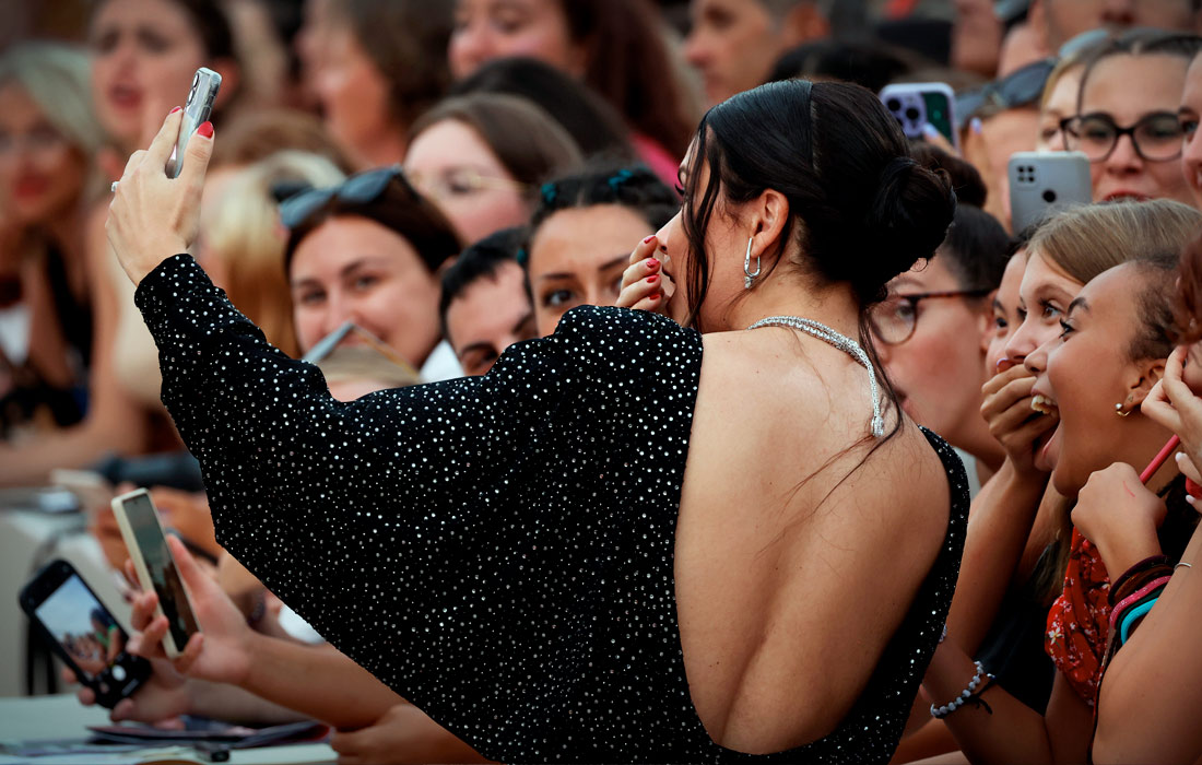 Модель Адриана Лима раздает автографы на красной ковровой дорожке кинофестиваля