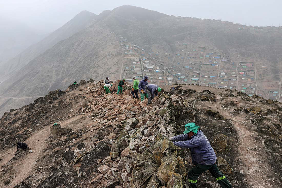 В Лиме сносят "Стену позора" - заграждение, отделяющее богатый район города от трущоб. Конституционный суд постановил снести сооружение.
