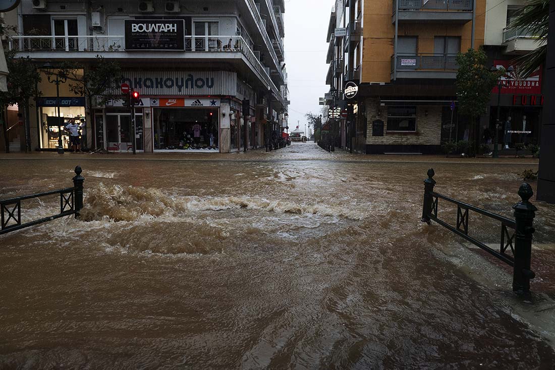 На Грецию обрушилась теперь уже водная стихия: город Волос затопило после шторма "Даниэль"