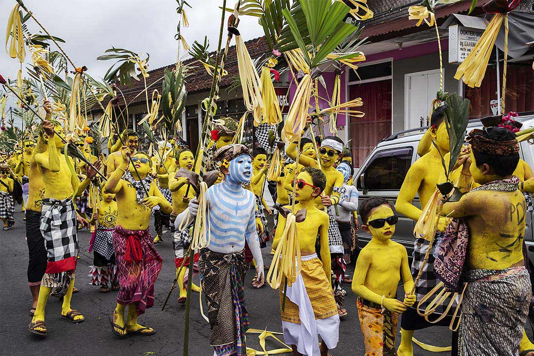 Каждые 210 дней на Бали проводят ритуал Нгеребег. С его помощью злых духов прогоняют подальше от острова.