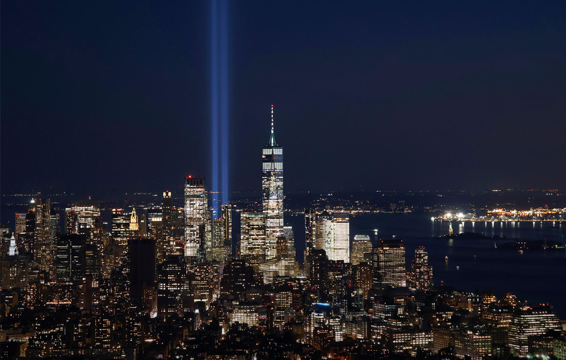 Cветовая инсталляция в память о жертвах терактов 11 сентября 2001 года в Нью-Йорке. Прожекторы, направленные в небо, создают два мощных луча света, похожих на башни-близнецы.
