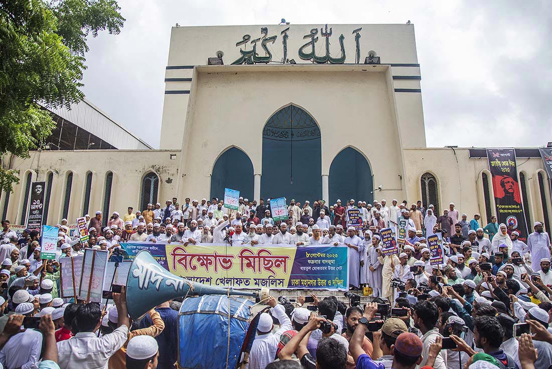 После пятничной молитвы в Дакке, Бангладеш, протестующие потребовали немедленного освобождения секретаря своей партии Мамунула Хака
