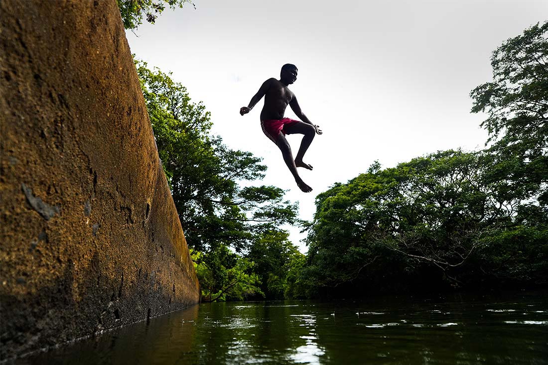 Мальчик ныряет на Шри-Ланке