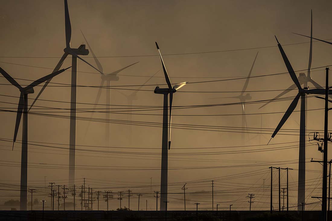 Поднятая сильным ветром пыль заполнила долину Коачелла близ Палм-Спрингз, США