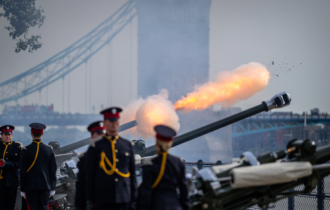 Вместе с тем в честь годовщины восхождения на престол Карла III военные провели ружейный салют в Лондонском Тауэре и Грин-парке