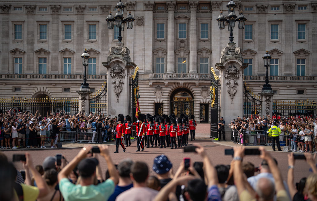Толпы собрались у Букингемского дворца и Виндзорского замка