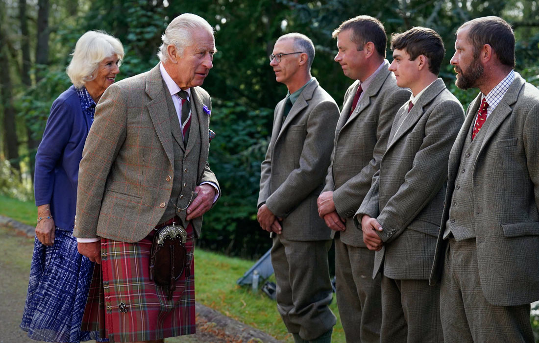 Карл III и его супруга Камилла встретили годовщину кончины королевы в родовом имении в Шотландии. Там же они посетили поминальную службу в небольшой церкви, где Елизавета II молилась при жизни.