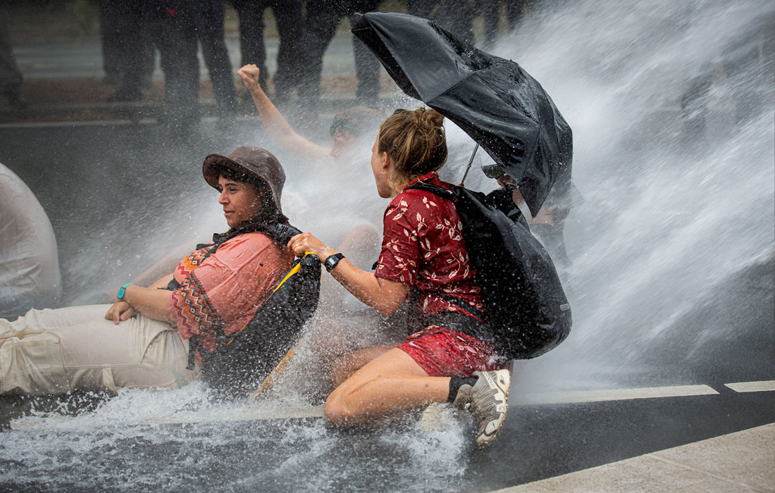 Полиция Нидерландов применила водометы против активистов движения Extinction Rebellion, заблокировавших крупную автомагистраль А12 в Гааге