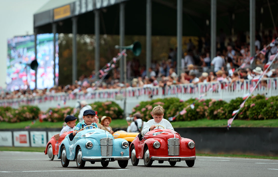 Юные гонщики на Фестивале скорости в Гудвуде, Великобритания