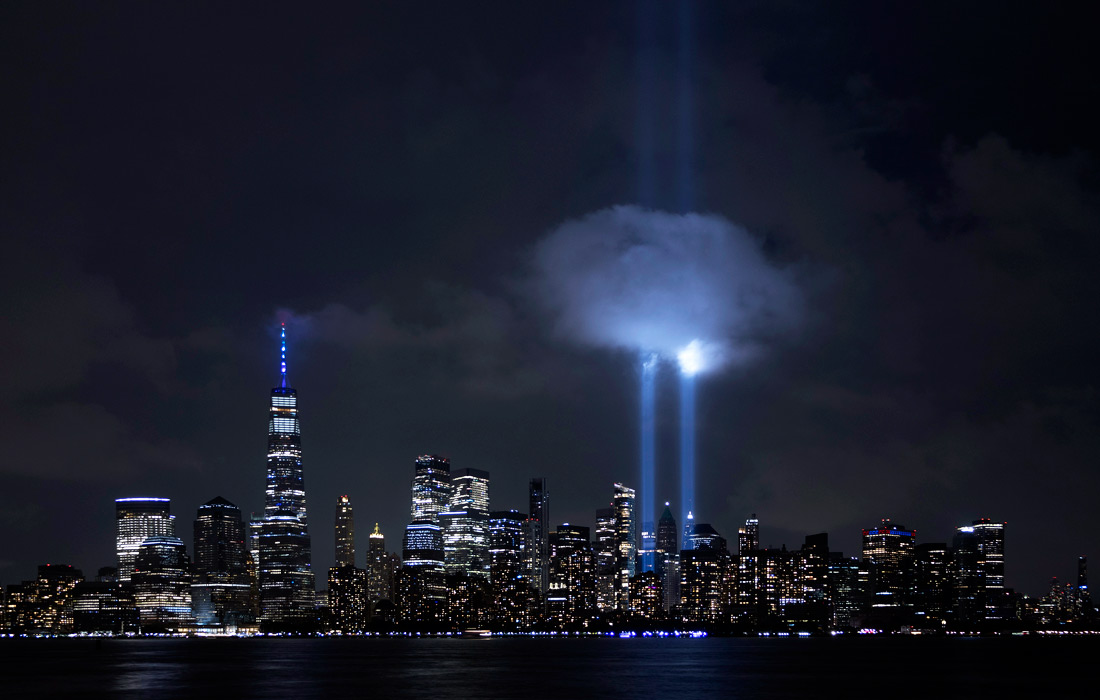 Cветовая инсталляция в память о жертвах терактов 11 сентября 2001 года в Нью-Йорке. Прожекторы, направленные в небо, создают два мощных луча света, похожих на башни-близнецы.