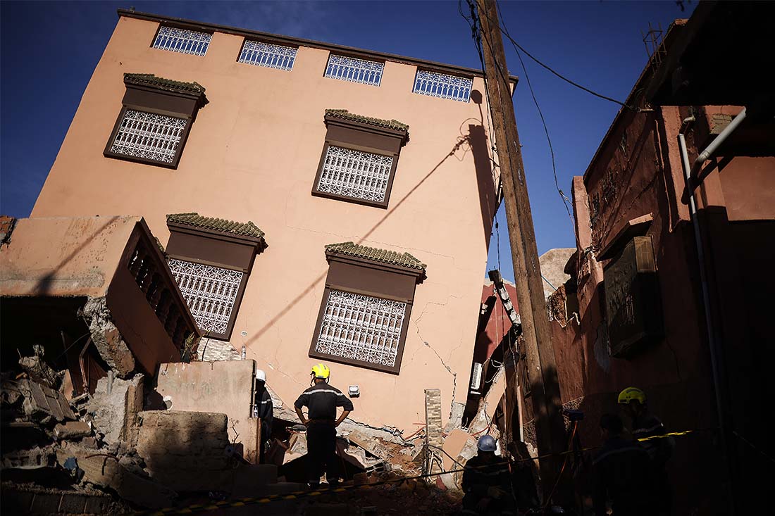 По данным на вечер воскресенья, жертвами землетрясения стали более 2100 человек. Пострадали 2 421 человек, некоторые из них находятся в критическом состоянии.