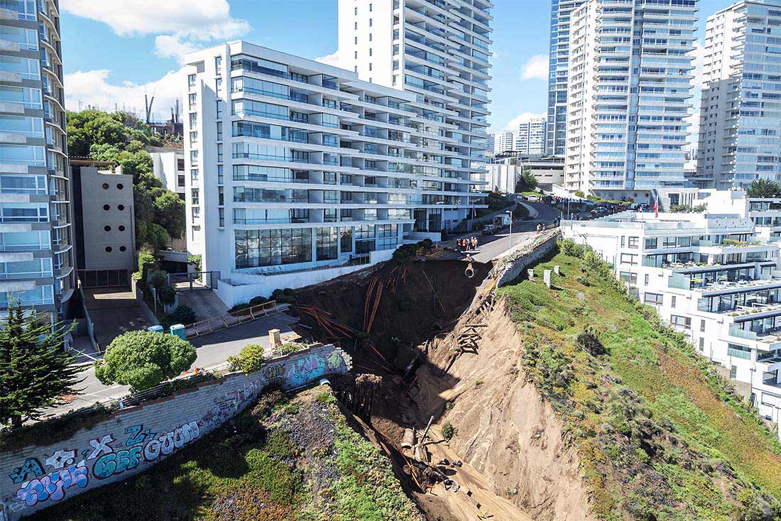 Воронки, образовавшиеся из-за дождя, поставили под угрозу разрушения здание в Винья-дель-Мар в Чили