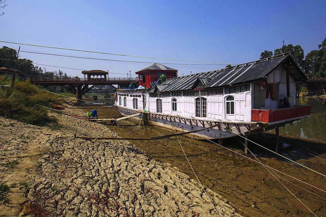 В Кашмире сильно понизился уровень воды в реке Джелам