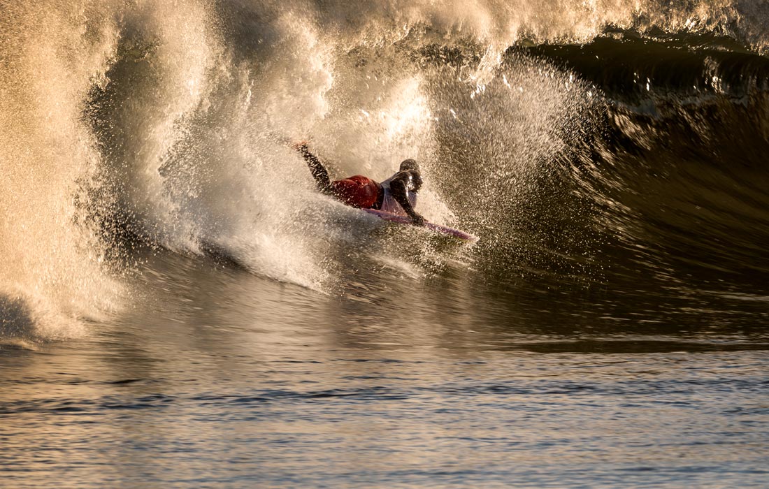 Серфинг на пляже Рокуэй в Нью-Йорке
