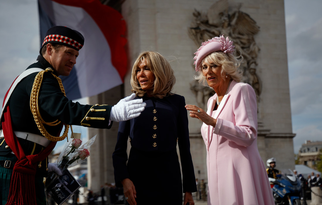 Король Великобритании Карл III и королева-консорт Камилла прибыли во Францию с трехдневным государственным визитом. На фото: Камилла и первая леди Франции Брижит Макрон (справа налево).