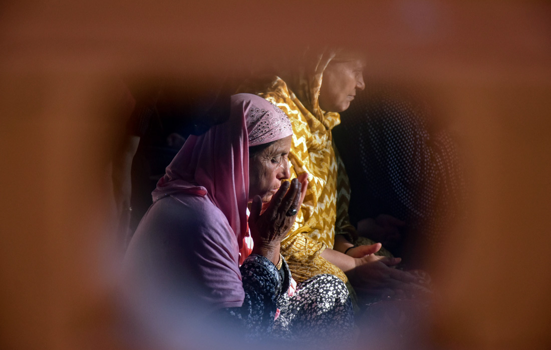 Кашмирская мусульманка молится в храме Шринагара, Индия