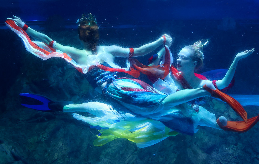 Дайверы исполняют подводный танец в Нанкине, Китай