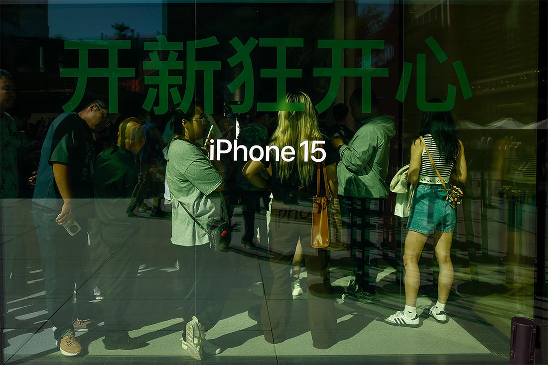 Новые айфоны поступили в продажу по всему миру. На фото - покупатели в Японии.