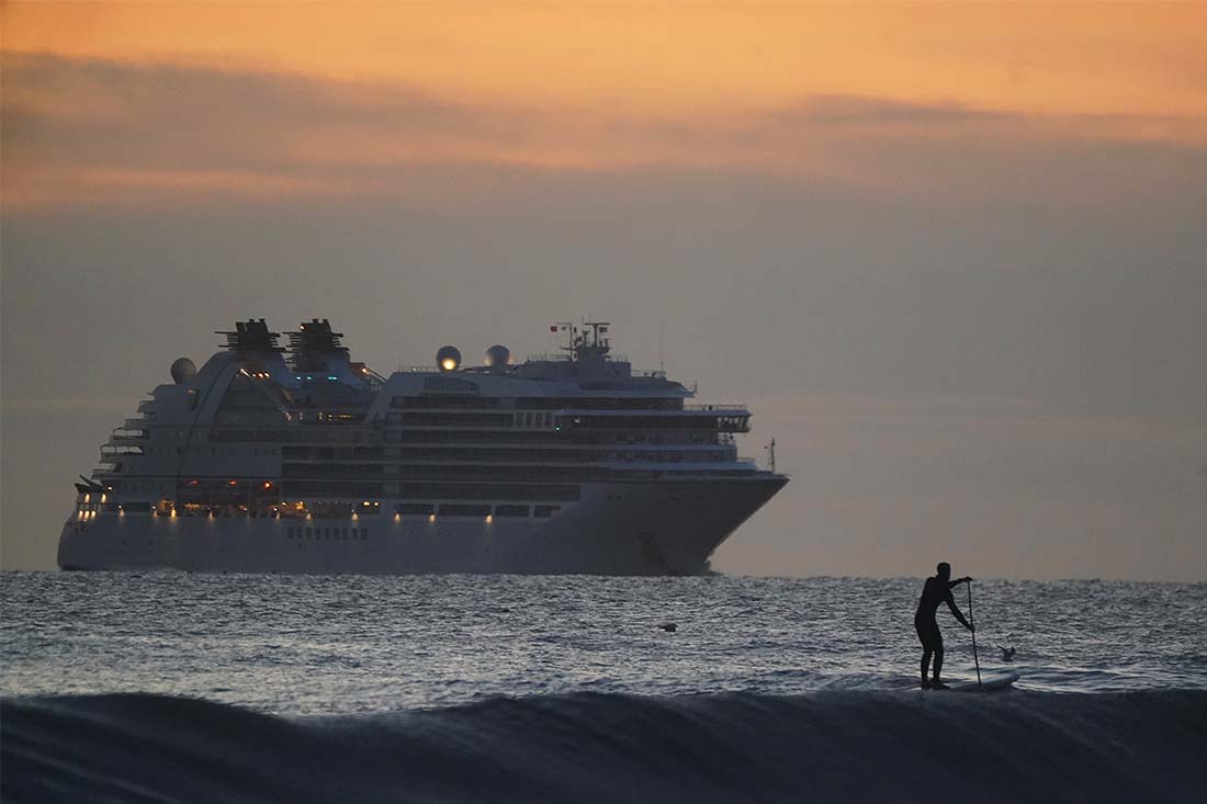 Байдарочник и круизный лайнер Seabourn Ovation в устье реки Тайн в Англии