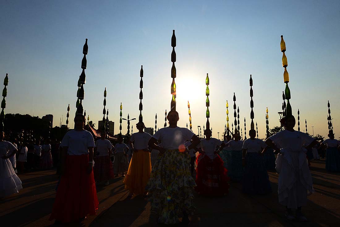 Более 500 женщин-разливщиц станцевали, чтобы установить мировой рекорд в танцах с бутылками на голове на Костанере в Асунсьоне, Парагвай