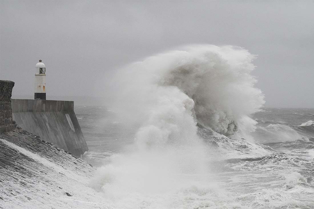 Высокие волны в Порткоуле на южном побережье Уэльса