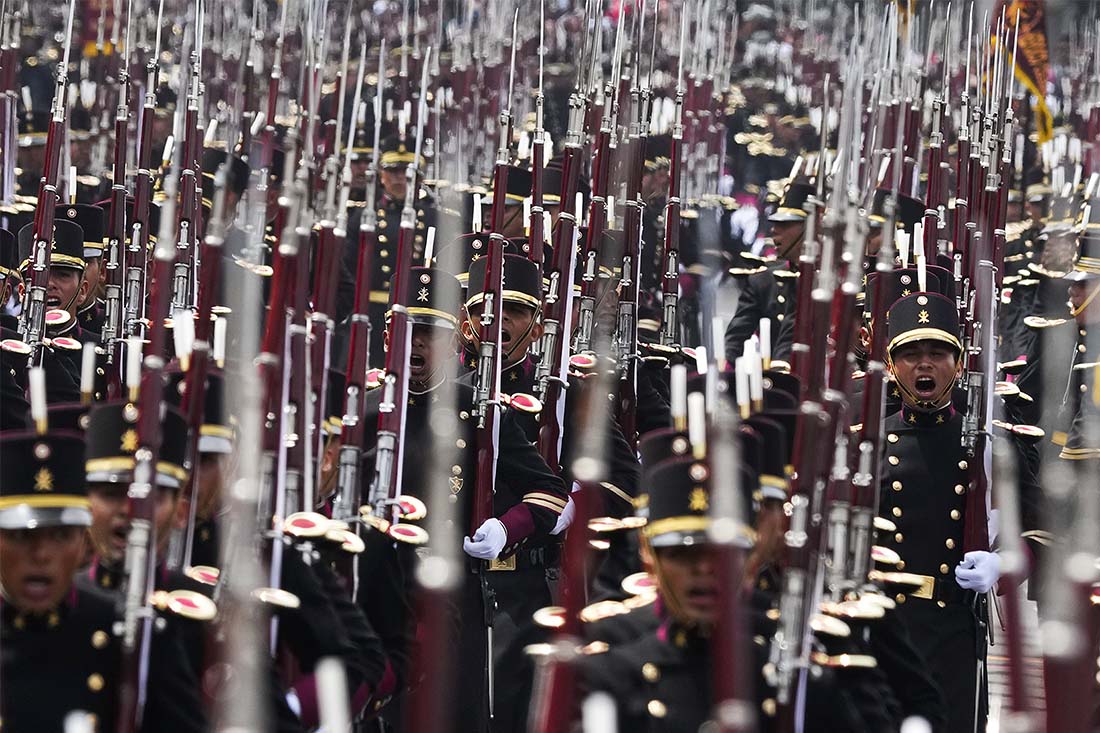 Военный парад в 213-ю годовщину Дня независимости Мексики в Мехико