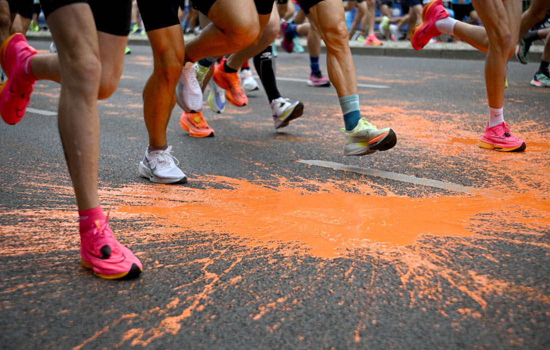 Активисты экологического движения "Последнее поколение" попытались сорвать проведение Берлинского марафона, разлив на трассе оранжевую краску