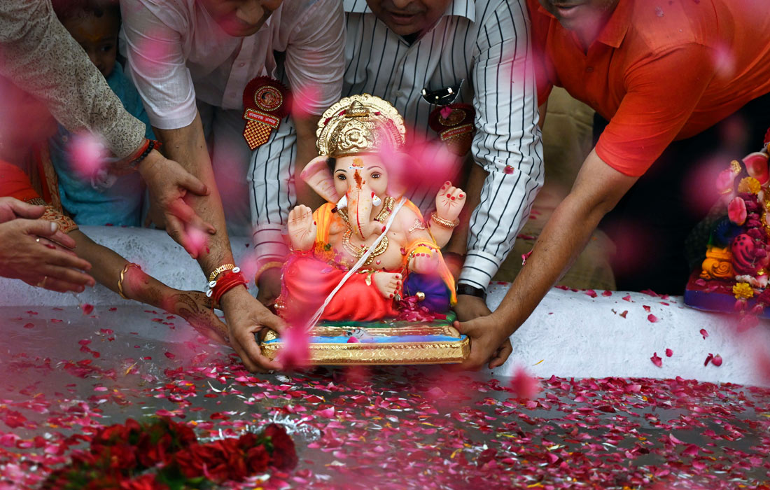 В Индии проходит религиозный праздник Ганеша Чатуртхи, посвященный богу мудрости и благополучия с человеческим телом и головой слона. Во время фестиваля красочные статуи Ганеши традиционно погружают в воду.