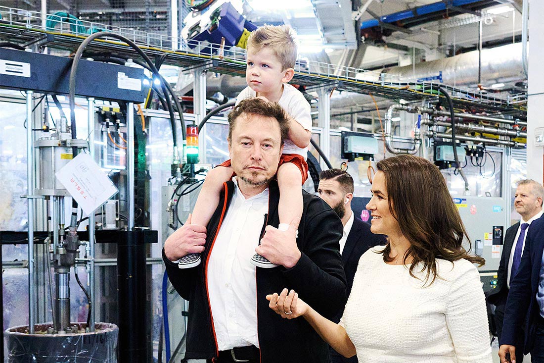 Илон Маск с сыном устроили экскурсию по гигафабрике Тесла для президента Венгрии Каталин Новак