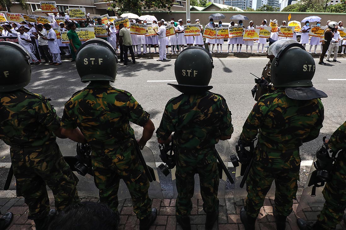 Медсестры протестуют против ситуации, сложившейся в здравоохранении Шри-Ланки
