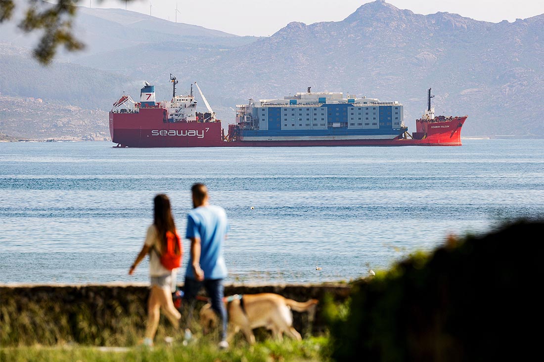 Плавучий центр размещения мигрантов следует в Амстердам через Испанию