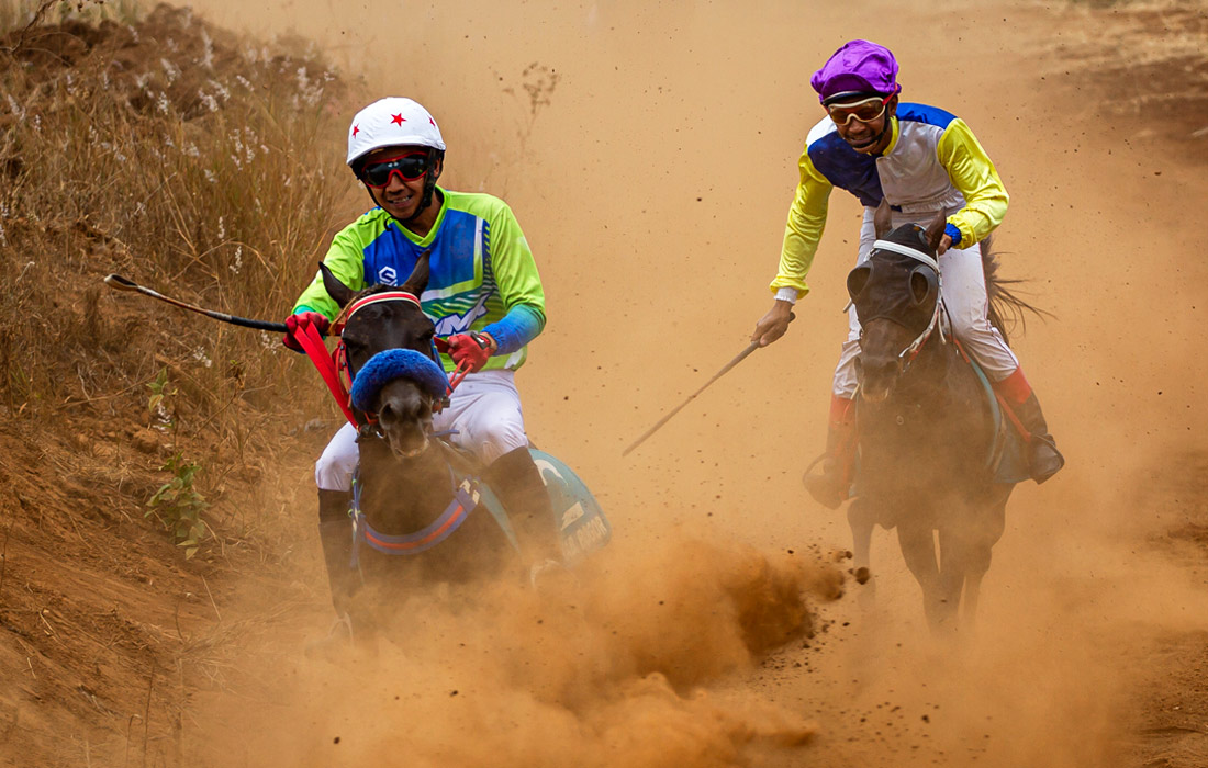 Скачки в Танджунгсари, Индонезия