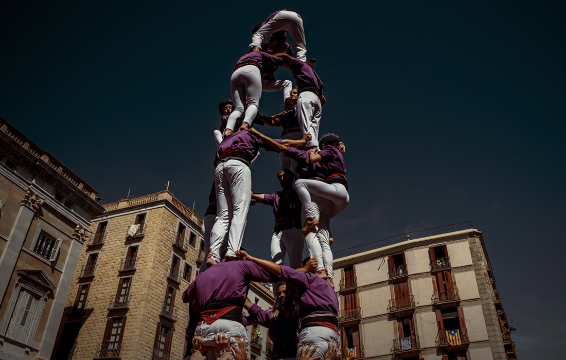Возведение башен из людей на фестивале в Барселоне