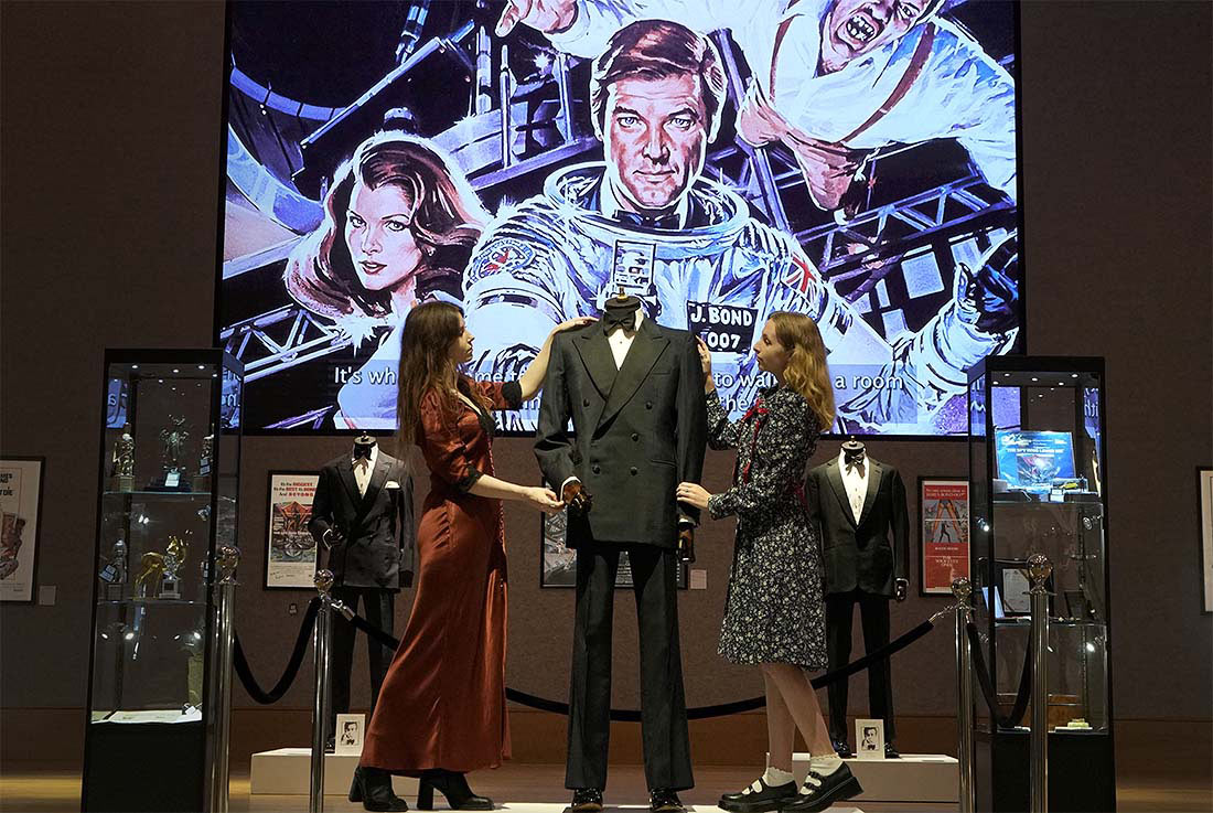 Личные вещи актера Роджера Мура будут проданы на аукционе Bonhams в Лондоне