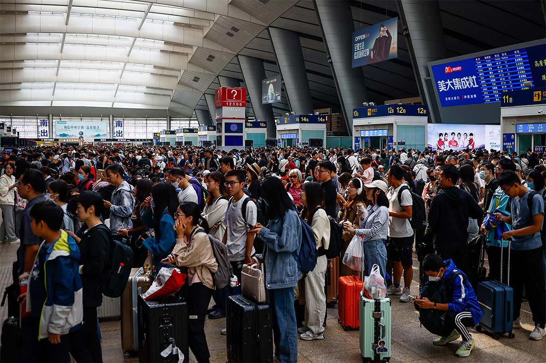 Вокзалы, аэропорты и автодороги проходят испытание на прочность миллионными потоками пассажиров - те, кто не едут домой, отправляются путешествовать по стране