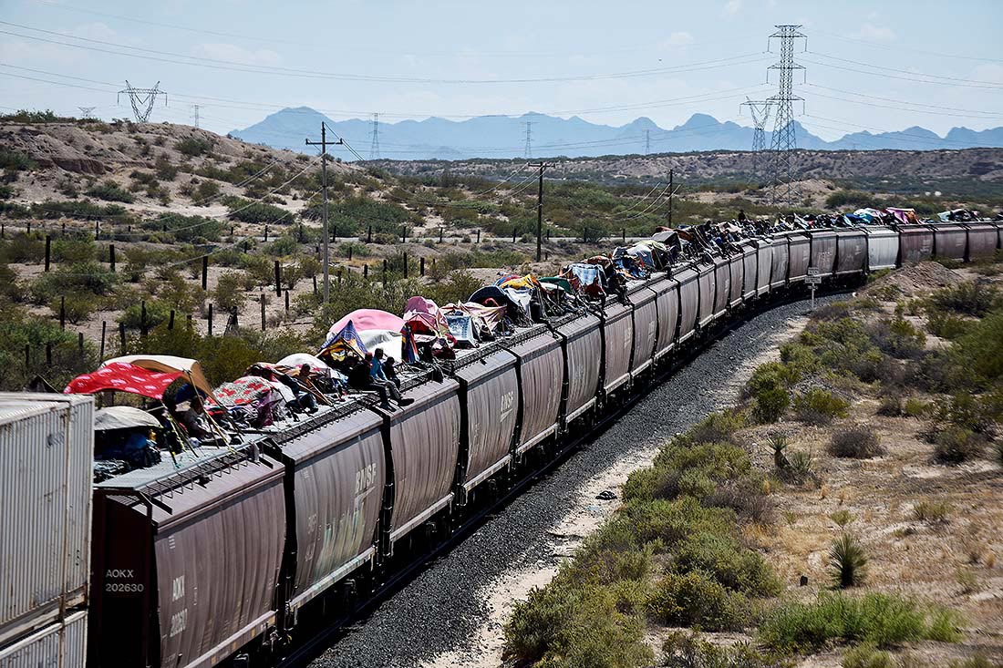 Мигранты на поезде недалеко от города Хуарес, штат Чиуауа, Мексика