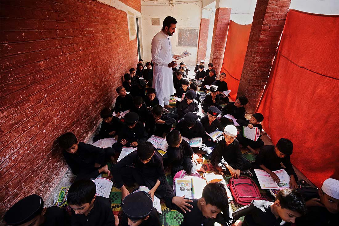 Занятие в пакистанской школе накануне Всемирного дня учителя