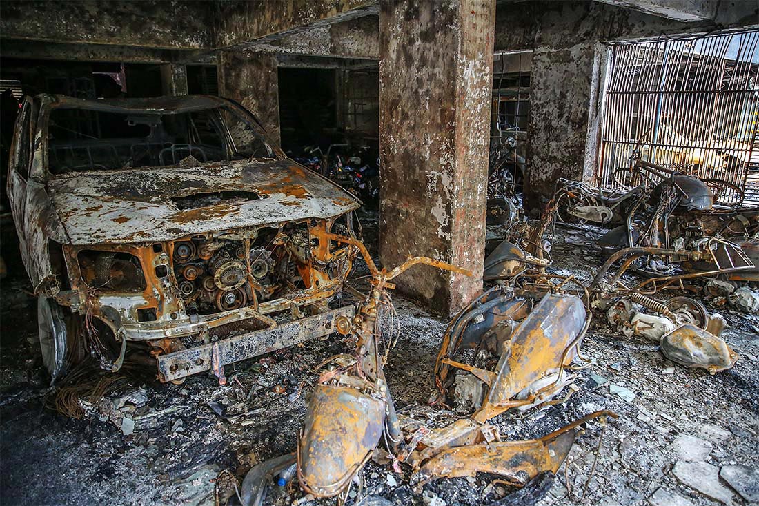 Крупный пожар произошел в жилом доме в Мумбаи