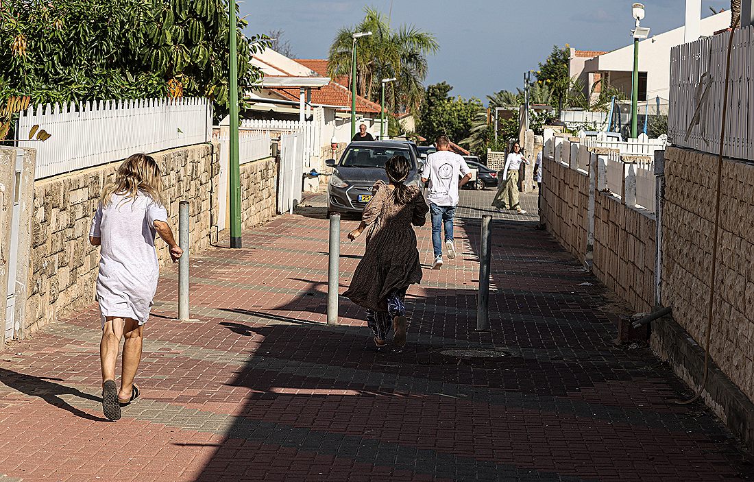 Жители Ашкелона бегут в укрытие во время ракетного обстрела Израиля