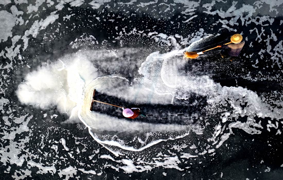 Сбор морской соли в Юэцине, Китай