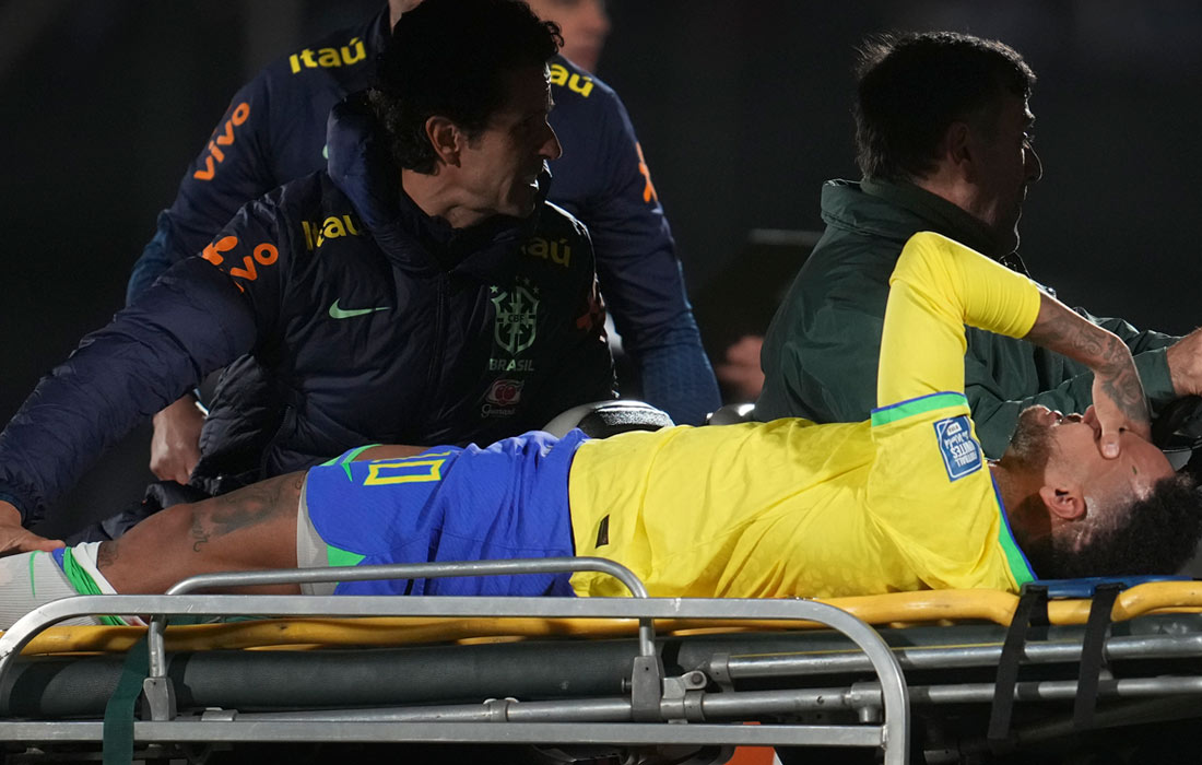 Игрок сборной Бразилии по футболу Неймар получил травму во время матча отборочного турнира ЧМ-2026 против команды Уругвая