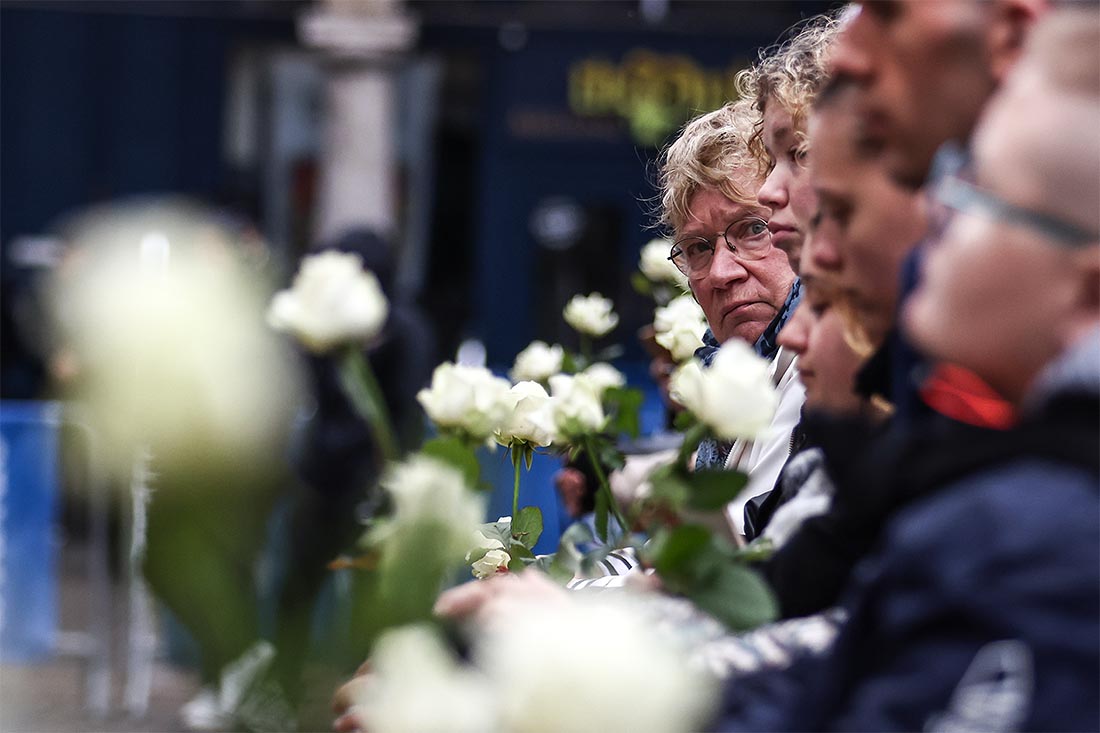 Французы простились с учителем французского языка Домиником Бернаром, убитым бывшим учеником 13 октября в Аррасе