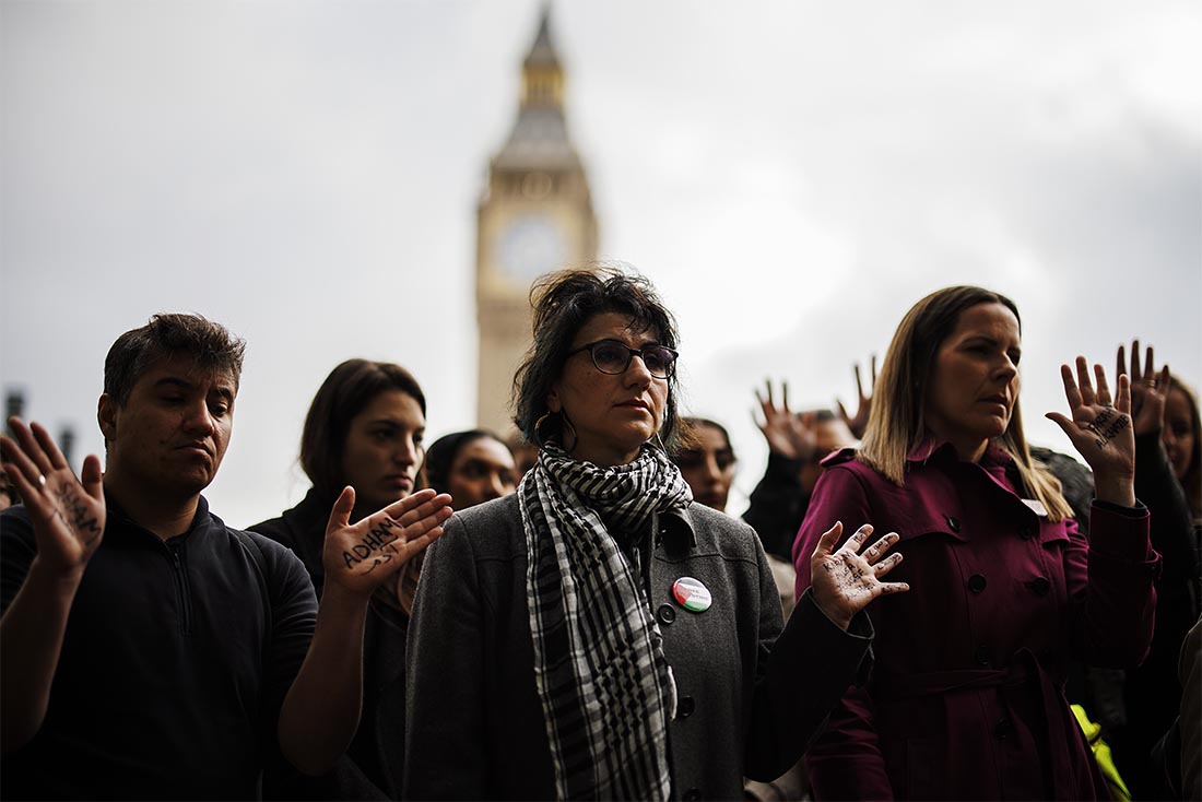 Несколько десятков человек собрались на Парламентской площади в Лондоне на акцию скорби в память о детях, погибших в секторе Газа