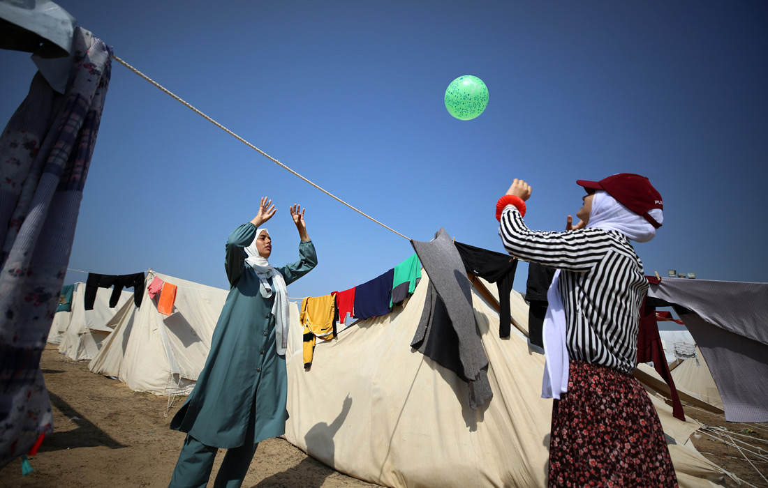 Палестинские девочки играют в лагере для беженцев в Хан-Юнисе на юге сектора Газа