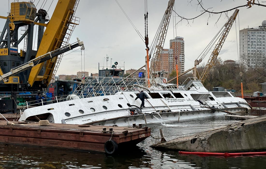 Подъем пассажирского теплохода, затопленного в Кожуховском затоне в Москве