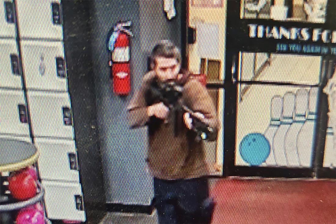 Подозреваемый - сорокалетний Роберт Кард, сертифицированный инструктор по стрельбе, резервист армии США