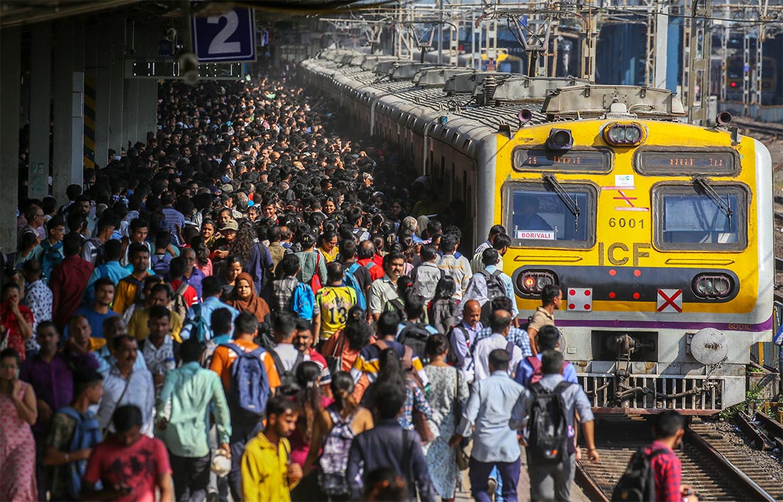 Более 2300 рейсов пригородных поездов отменены в Мумбаи