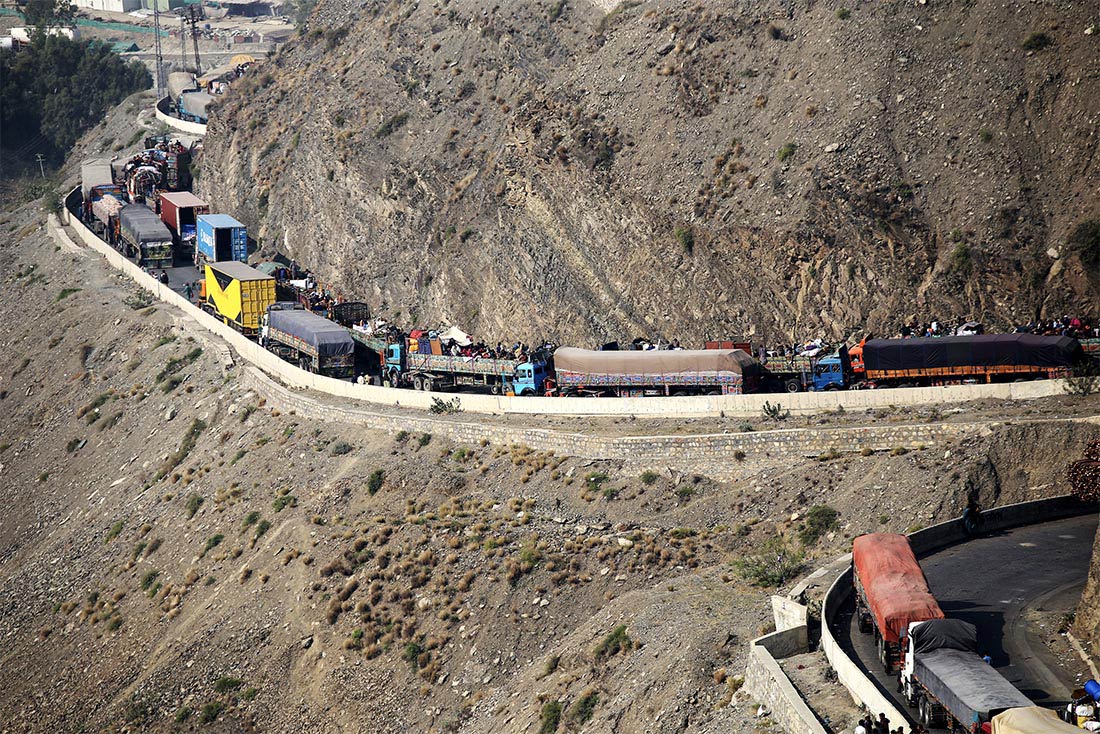 Колонна грузовиков с афганскими беженцами пересекает Хайберский перевал недалеко от границы с Афганистаном