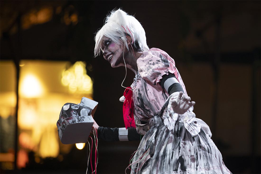 А в Куте, на острове Бали, прошел целый смотр любителей нарядиться во все страшненькое